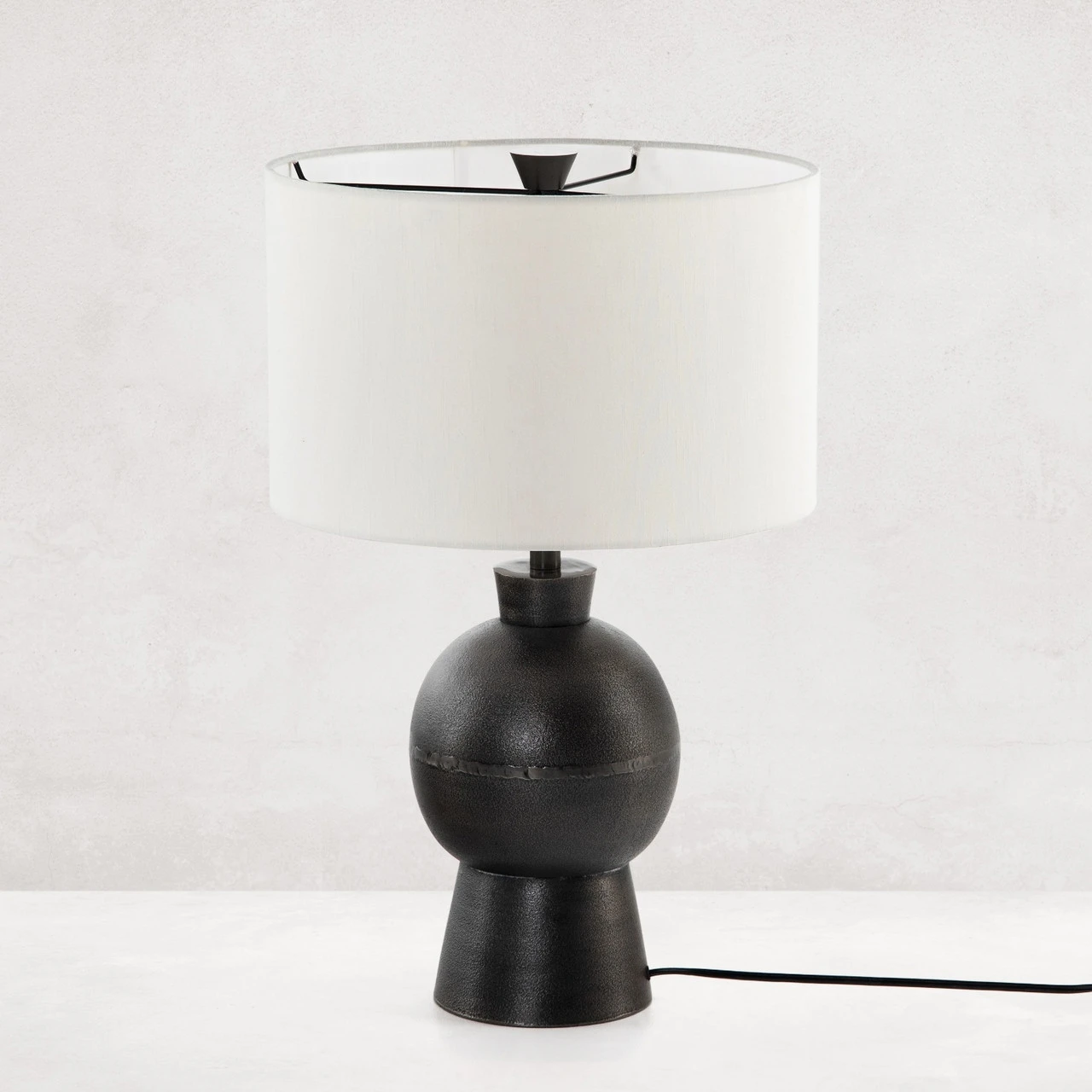 Kelita Textured Black Aluminum Table Lamp 5 Kelita Textured Black Aluminum Table Lamp - Image 3