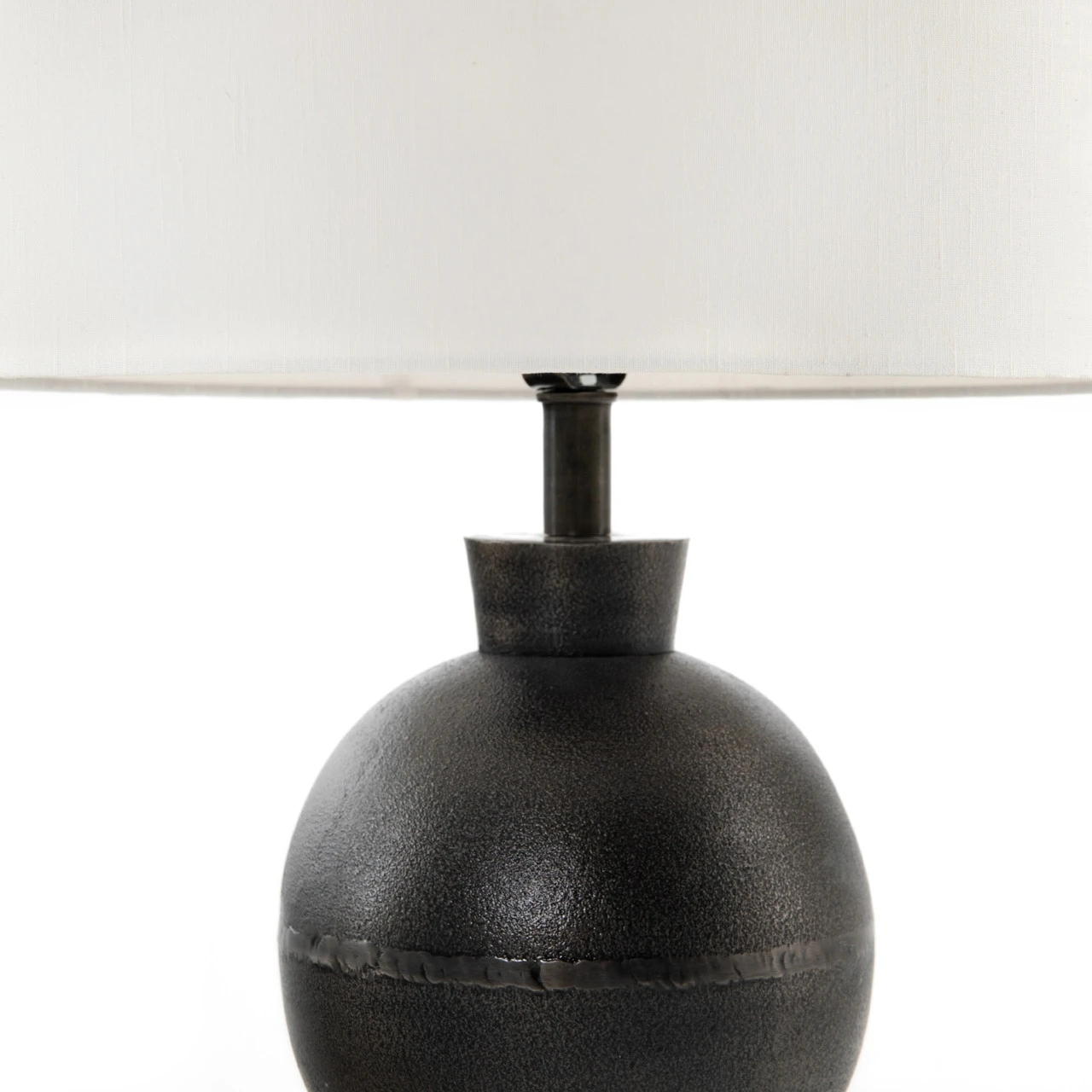 Kelita Textured Black Aluminum Table Lamp 6 Kelita Textured Black Aluminum Table Lamp - Image 4